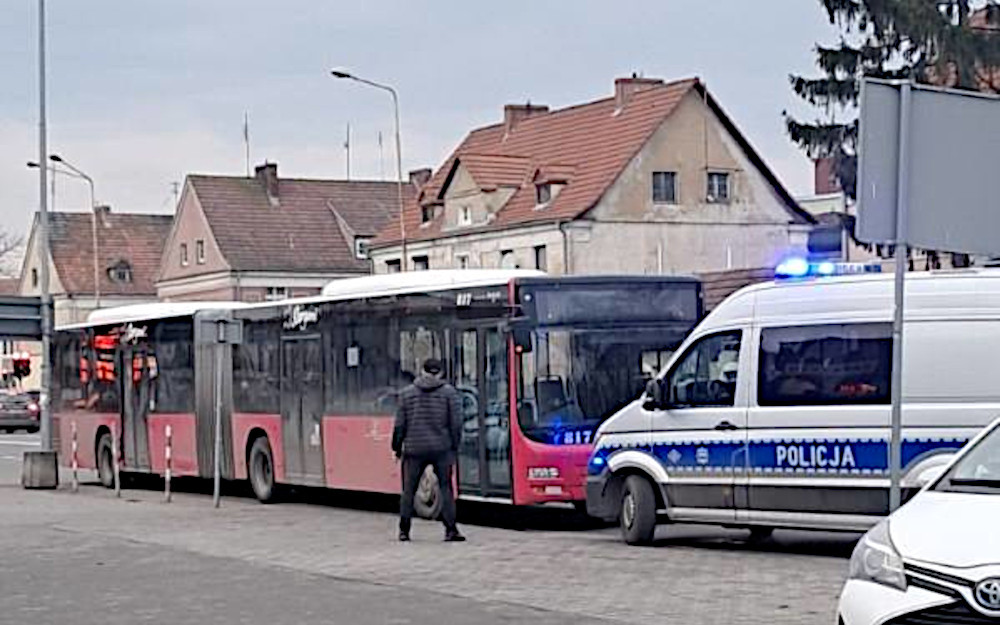 <a href=index.php?menu_2=0&art=27238><font color=#ffffff><h3 style=width:100%>Kolizja autobusu z osobówką </h3></font></a>